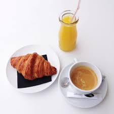 Formule Déjeuner (croissant/jus d'orange pressé/café/thé)